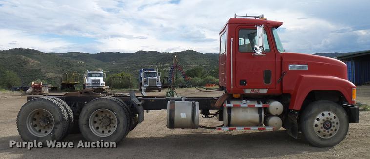 image for item DD5931 1997 Mack CH613 semi truck