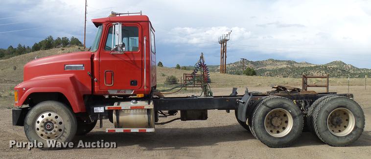 image for item DD5931 1997 Mack CH613 semi truck