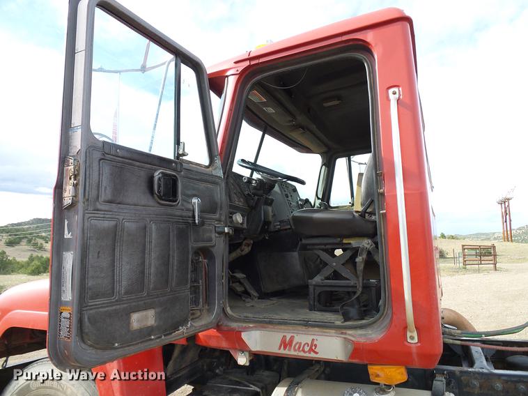 image for item DD5931 1997 Mack CH613 semi truck