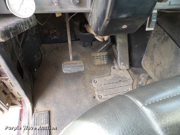 image for item DD5931 1997 Mack CH613 semi truck