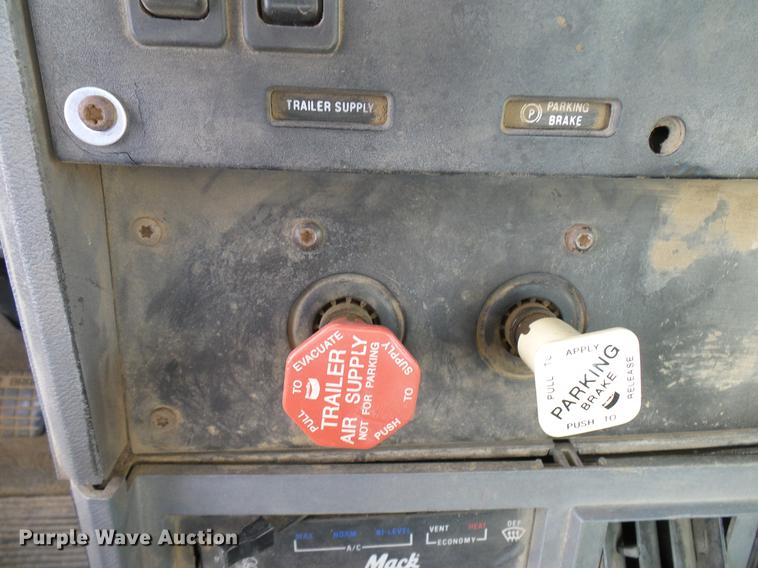 image for item DD5931 1997 Mack CH613 semi truck