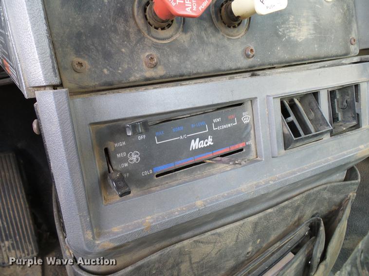 image for item DD5931 1997 Mack CH613 semi truck