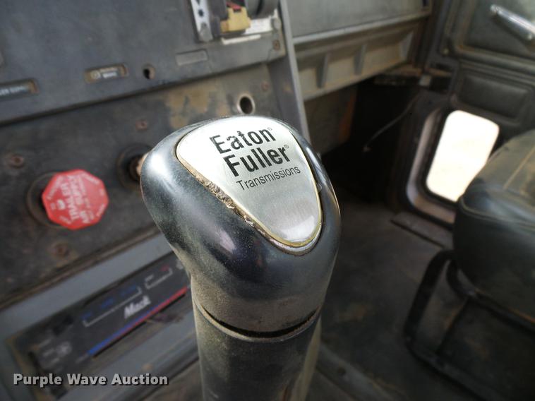 image for item DD5931 1997 Mack CH613 semi truck