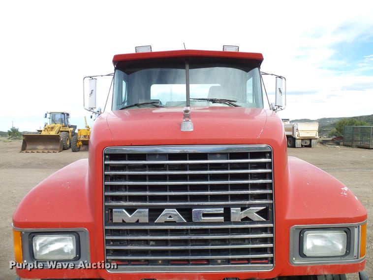 image for item DD5931 1997 Mack CH613 semi truck