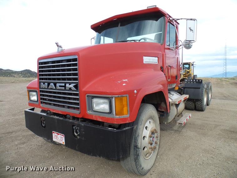 image for item DD5931 1997 Mack CH613 semi truck