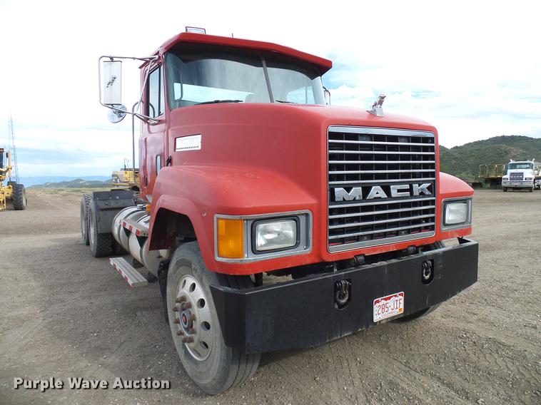 image for item DD5931 1997 Mack CH613 semi truck