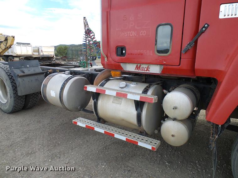 image for item DD5931 1997 Mack CH613 semi truck