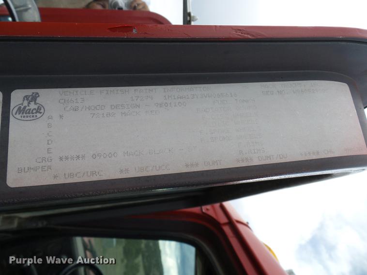 image for item DD5931 1997 Mack CH613 semi truck