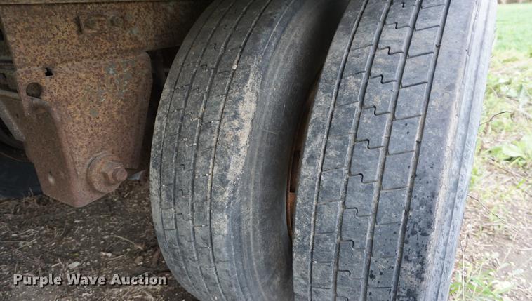 image for item DD6493 1999 Fruehauf dry van trailer