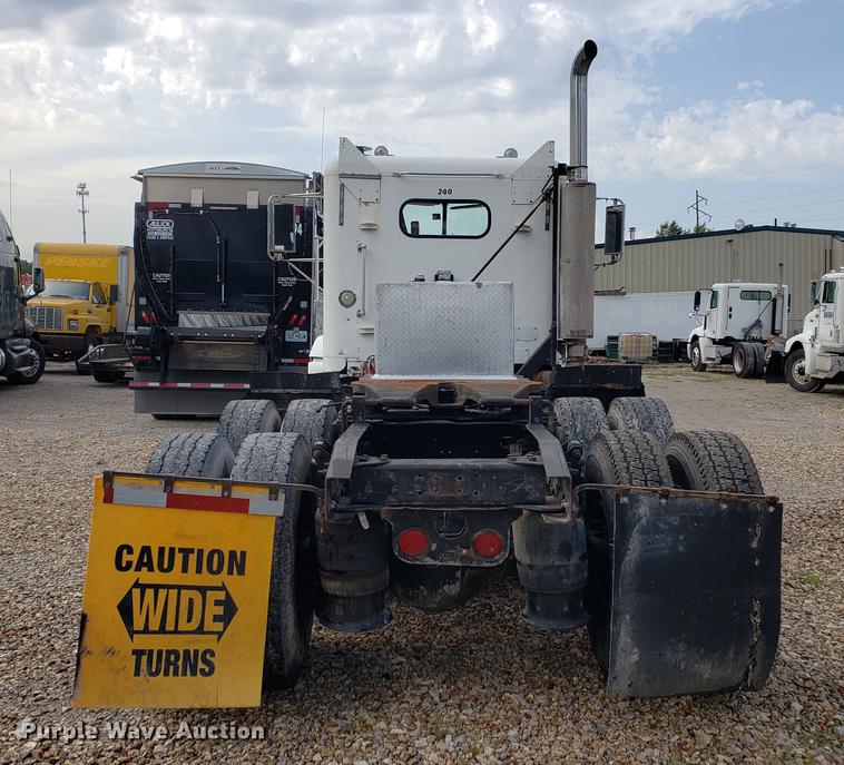 image for item DF2433 1999 Freightliner FLD120 semi truck