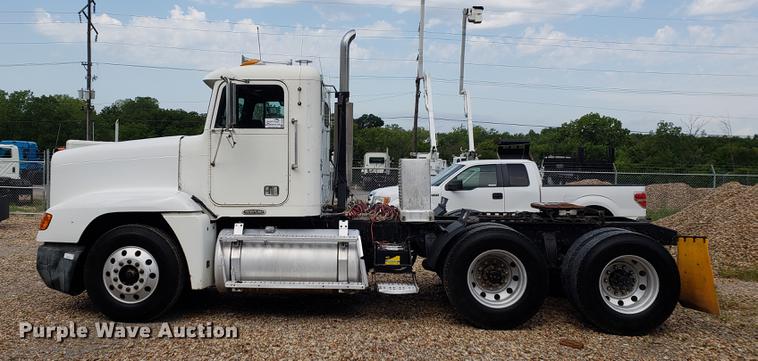 image for item DF2433 1999 Freightliner FLD120 semi truck