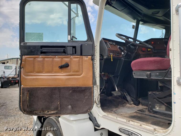 image for item DF2433 1999 Freightliner FLD120 semi truck