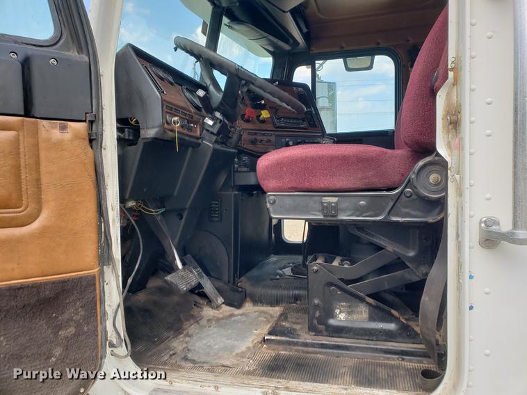 image for item DF2433 1999 Freightliner FLD120 semi truck