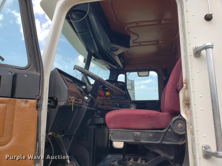 image for item DF2433 1999 Freightliner FLD120 semi truck