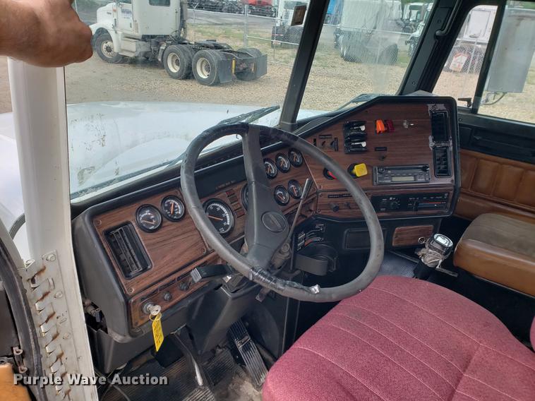 image for item DF2433 1999 Freightliner FLD120 semi truck