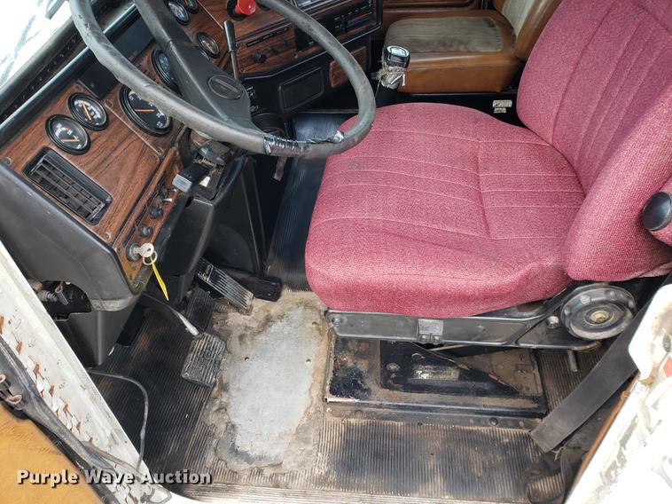 image for item DF2433 1999 Freightliner FLD120 semi truck