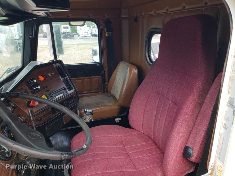 image for item DF2433 1999 Freightliner FLD120 semi truck