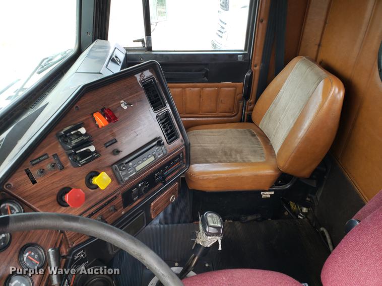 image for item DF2433 1999 Freightliner FLD120 semi truck