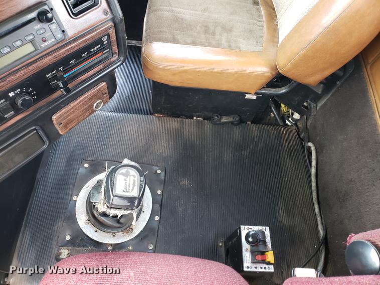 image for item DF2433 1999 Freightliner FLD120 semi truck