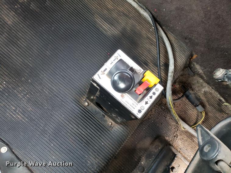 image for item DF2433 1999 Freightliner FLD120 semi truck