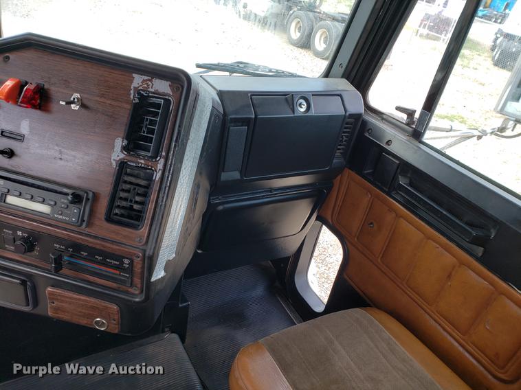 image for item DF2433 1999 Freightliner FLD120 semi truck