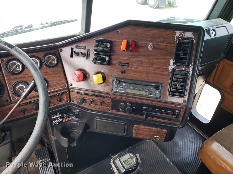 image for item DF2433 1999 Freightliner FLD120 semi truck