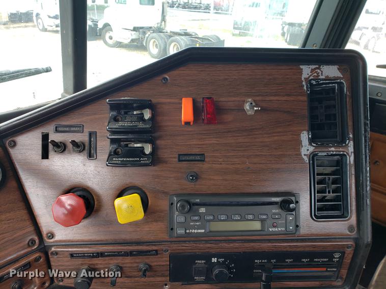 image for item DF2433 1999 Freightliner FLD120 semi truck