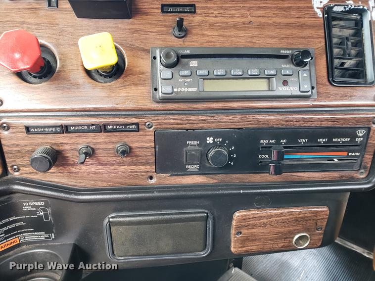 image for item DF2433 1999 Freightliner FLD120 semi truck