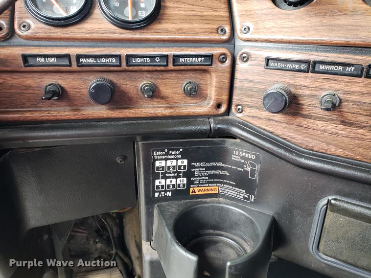 image for item DF2433 1999 Freightliner FLD120 semi truck