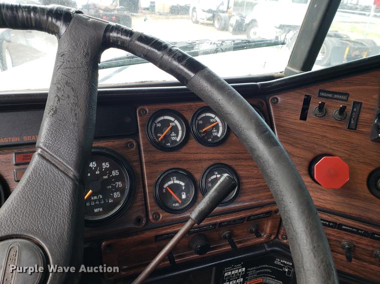 image for item DF2433 1999 Freightliner FLD120 semi truck