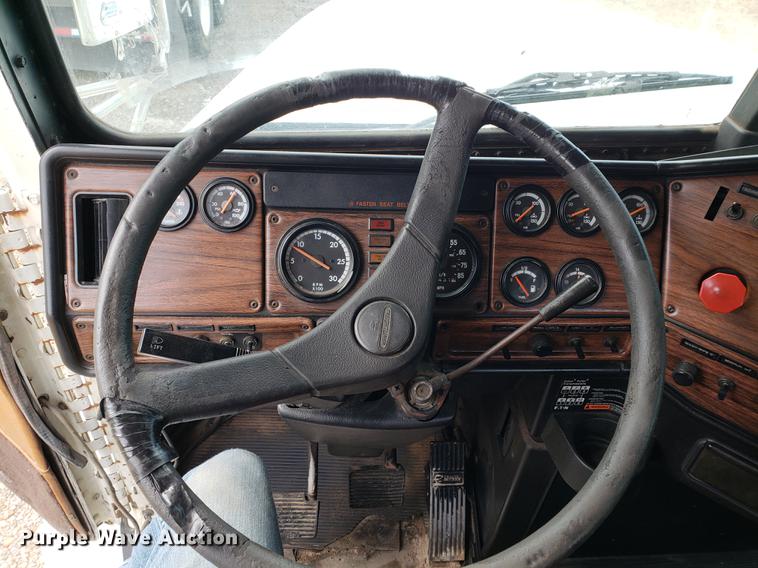 image for item DF2433 1999 Freightliner FLD120 semi truck