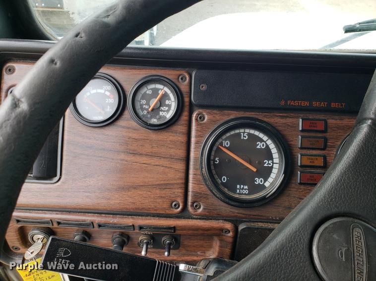 image for item DF2433 1999 Freightliner FLD120 semi truck
