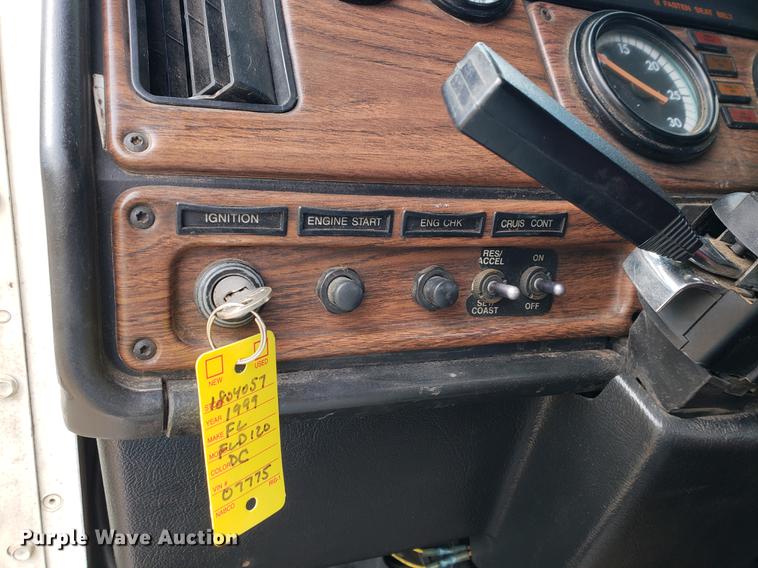 image for item DF2433 1999 Freightliner FLD120 semi truck