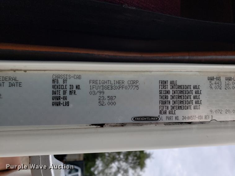 image for item DF2433 1999 Freightliner FLD120 semi truck