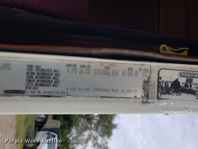 image for item DF2433 1999 Freightliner FLD120 semi truck