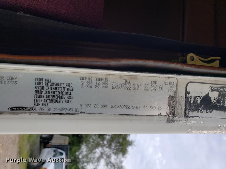 image for item DF2433 1999 Freightliner FLD120 semi truck