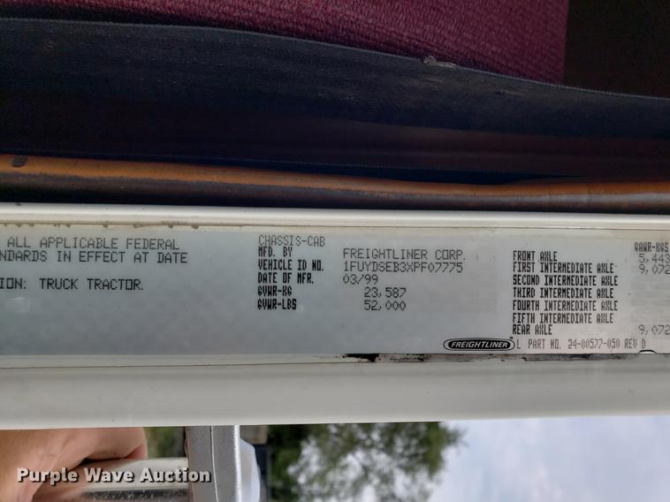 image for item DF2433 1999 Freightliner FLD120 semi truck