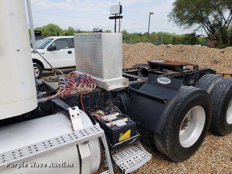 image for item DF2433 1999 Freightliner FLD120 semi truck