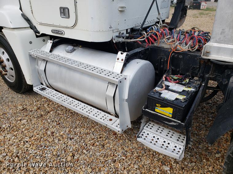 image for item DF2433 1999 Freightliner FLD120 semi truck