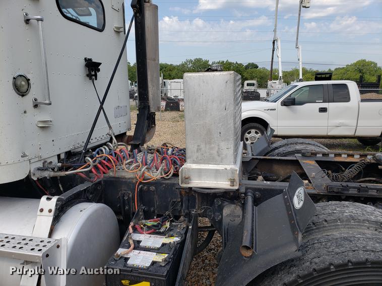 image for item DF2433 1999 Freightliner FLD120 semi truck