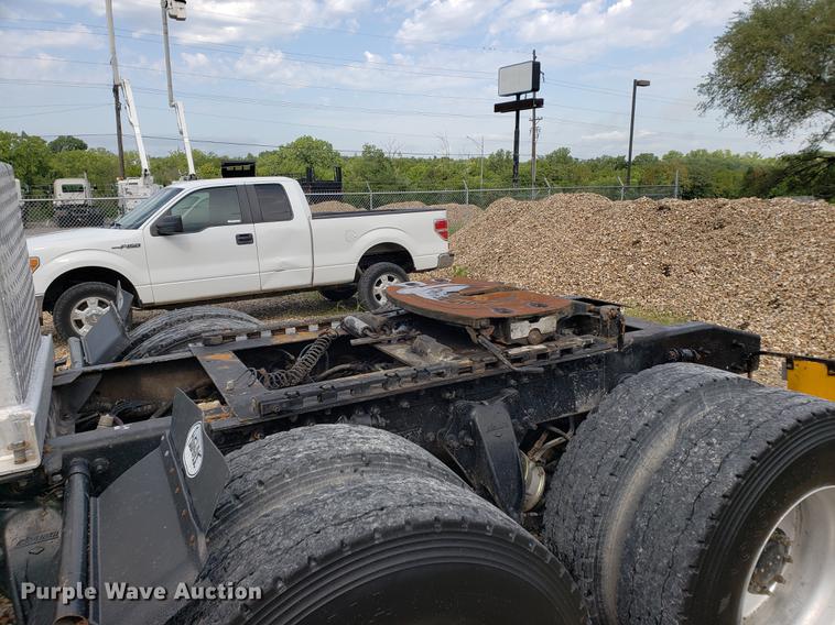 image for item DF2433 1999 Freightliner FLD120 semi truck