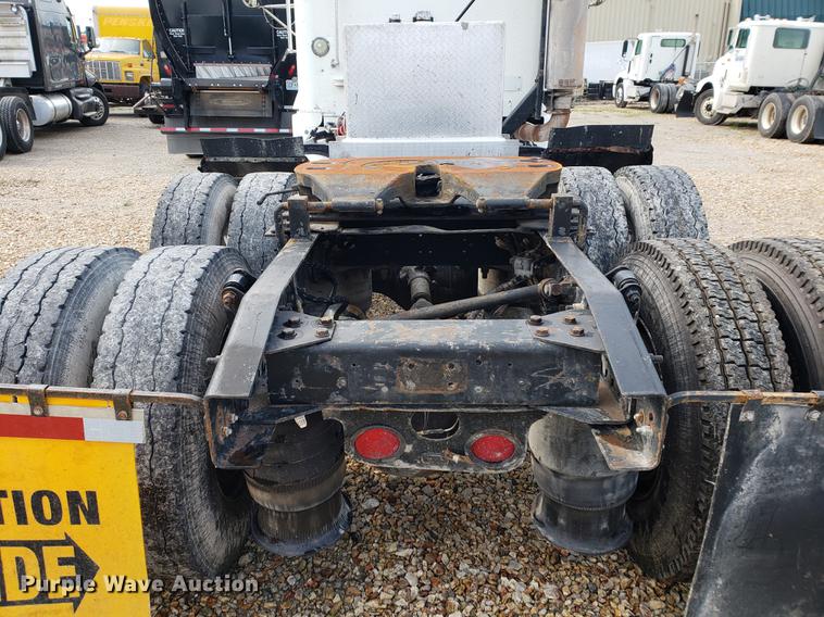 image for item DF2433 1999 Freightliner FLD120 semi truck