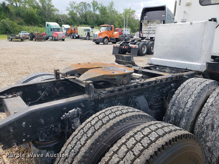 image for item DF2433 1999 Freightliner FLD120 semi truck