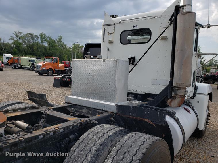 image for item DF2433 1999 Freightliner FLD120 semi truck