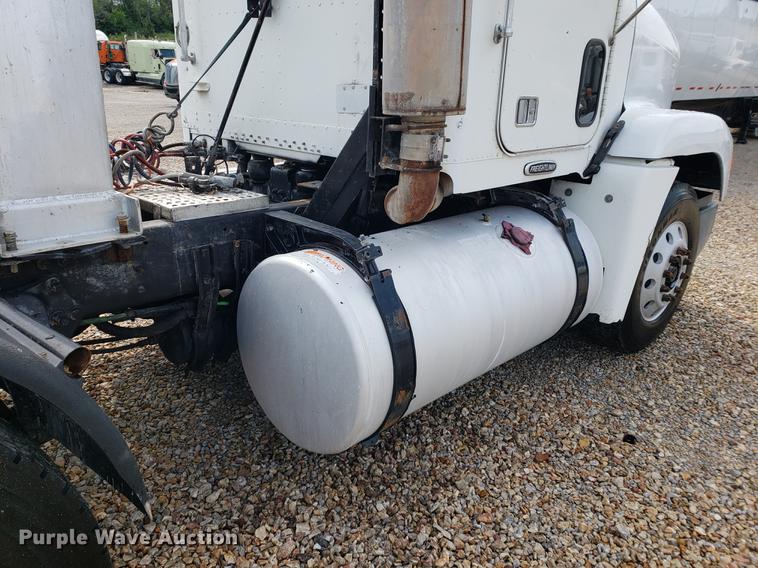 image for item DF2433 1999 Freightliner FLD120 semi truck