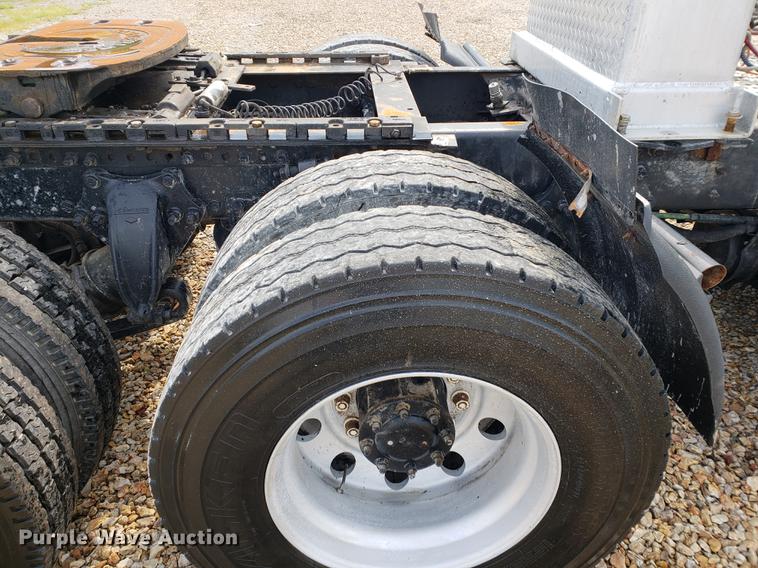 image for item DF2433 1999 Freightliner FLD120 semi truck