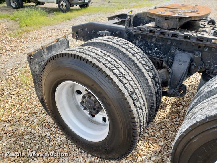 image for item DF2433 1999 Freightliner FLD120 semi truck