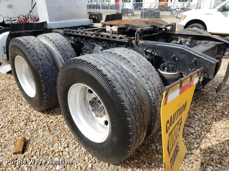 image for item DF2433 1999 Freightliner FLD120 semi truck