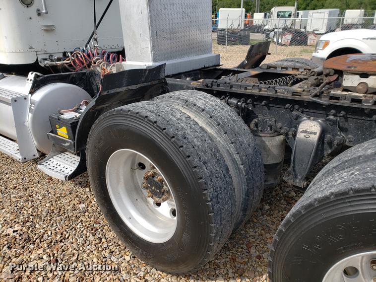 image for item DF2433 1999 Freightliner FLD120 semi truck