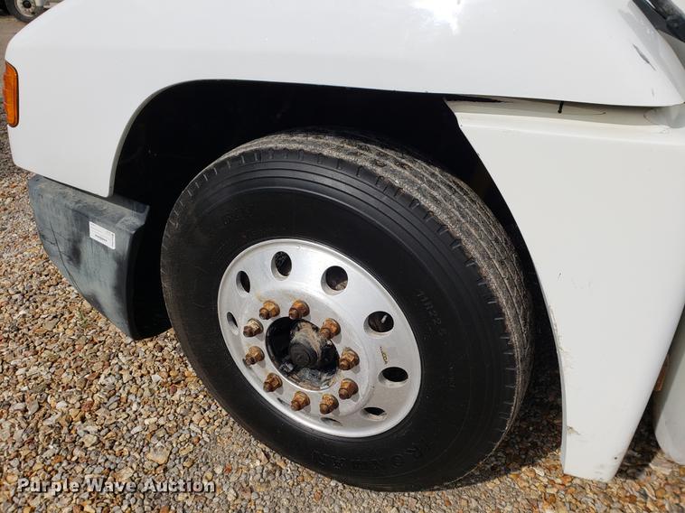 image for item DF2433 1999 Freightliner FLD120 semi truck